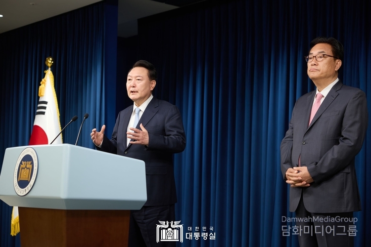 윤석열 대통령과 정진석 비서실장.(사진=대통령실 제공)