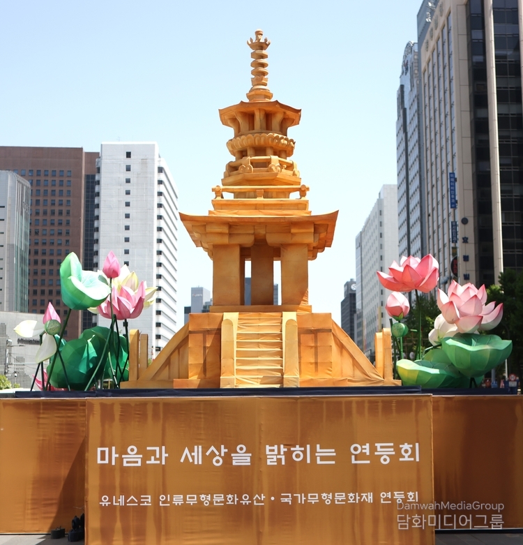 청계 광장에 세워진 부처님오신날 봉축탑(사진-담화미디어그룹)