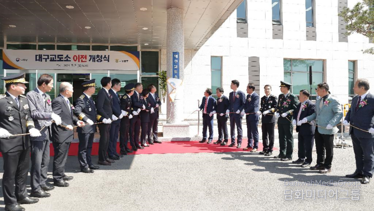 박성재 법무부 장관, 신용해 교정봉부장, 김동현 대구지방 교정청장, 한태환 대구교도소장, 홍준표 대구시장 등이 참석해 대구교도소 현판식을 하고 있다. (사진-대구지방교청)