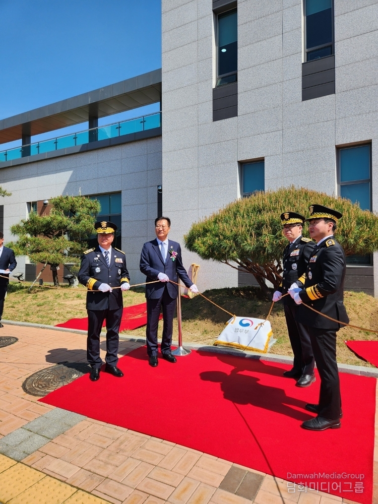 박성재 법무부 장관, 신용해 교정봉부장, 김동현 대구지방 교정청장, 한태환 대구교도소장이 대구교도소 기념식수를 하고 있다. (사진-대구지방교청)