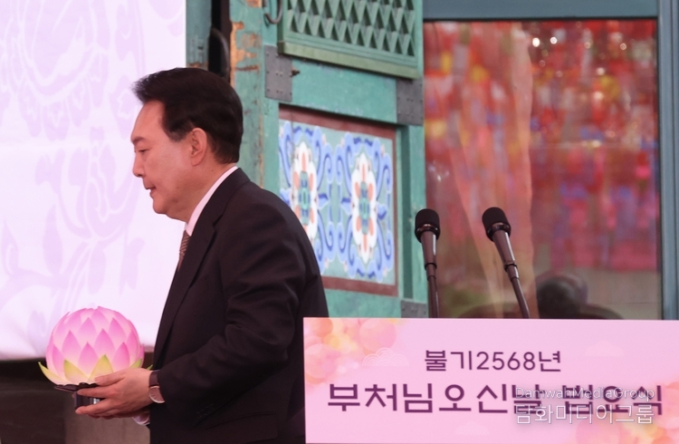  윤석열 대통령이 15일 서울 종로구 조계사에서 열린 불기 2568년 부처님오신날 봉축법요식에서 헌등하고 있다