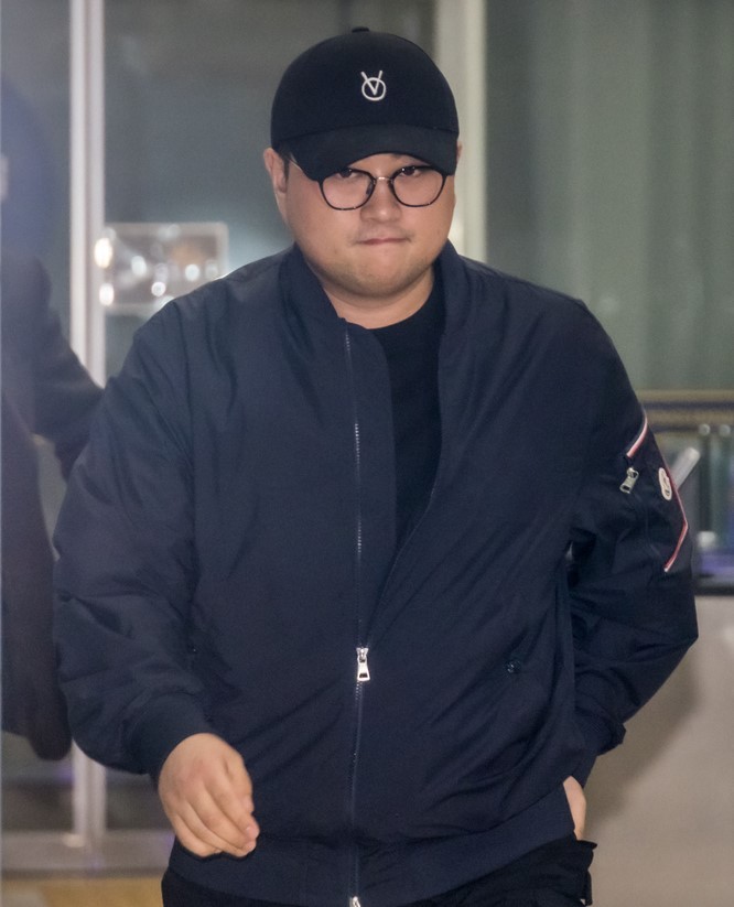 음주운전 뺑소니 혐의를 받는 가수 김호중이 21일 오후 강남경찰서에서 경찰 조사를 받고 나오는 모습(사진-연합뉴스).