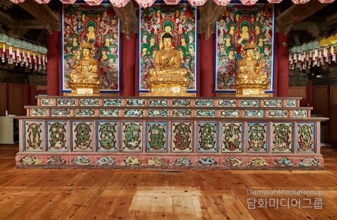 경산 환성사 대웅전 불단 전경(사진-국가유산청)