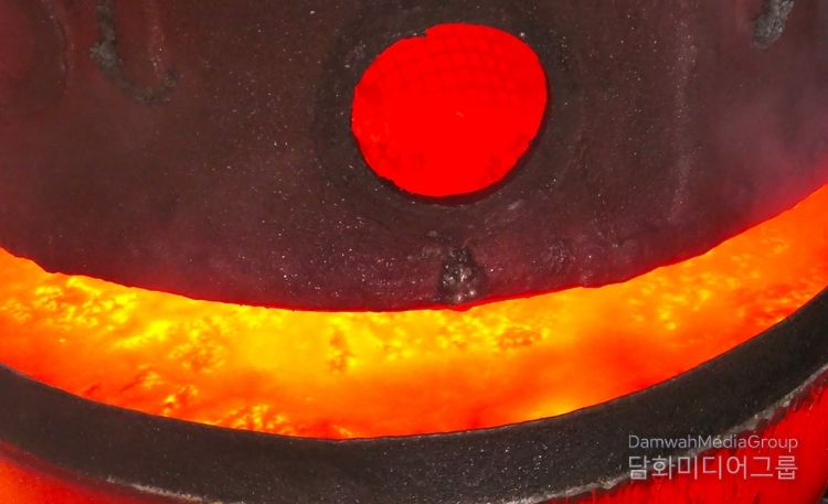섭씨 3000º에서 자죽염을 생산하고 있다. 