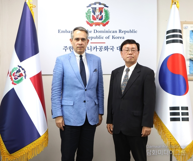  Amb. Cuello Camilo (left) poses with Managing Editor Lee Kap-soo of Diplomacy Journal after holding an interview at the Embassy of the Dominican Republic in Seoul on June 17, 2024.