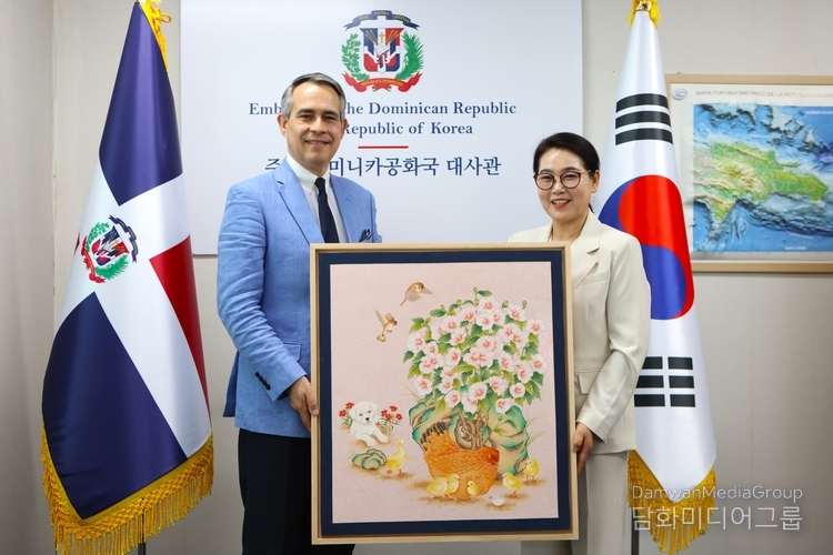 Cultural Editor Lee Mi-hyoung of Diplomacy Journal who is also professor of the Department of Cultural Content, the Institute for Adult & Continuing Education of Myongji University, poses for a photo with Amb. Cuello Camilo after presenting a folk painting to him at the Embassy of the Dominican Republic in Seoul on June 17, 2024