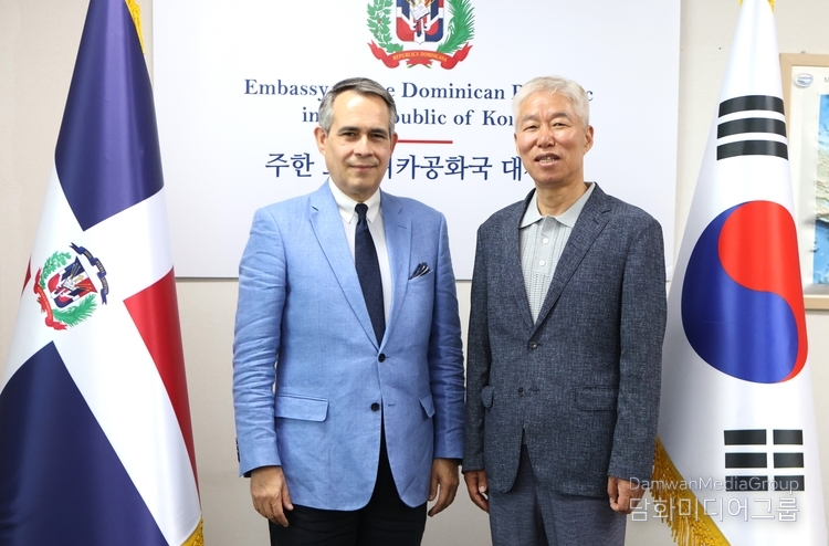 Amb. Cuello Camilo (left) poses with Chairman Lee Jon-young of Diplomacy Journal after holding an interview at the Embassy of the Dominican Republic in Seoul on June 17, 2024.
