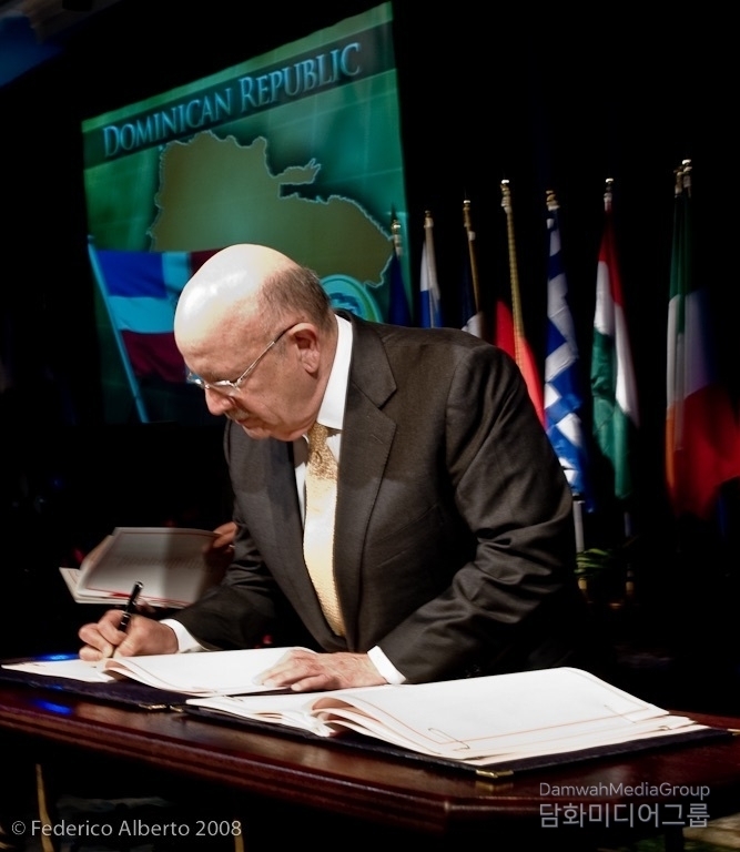 The late Dominican Republic Minister of Foreign Affairs Carlos Morales signs the Economic Partnership Agreement (EPA) between Caribbean countries and the EU back on 15 October 2008. / Courtesy of Federico Alberto Cuello Camilo