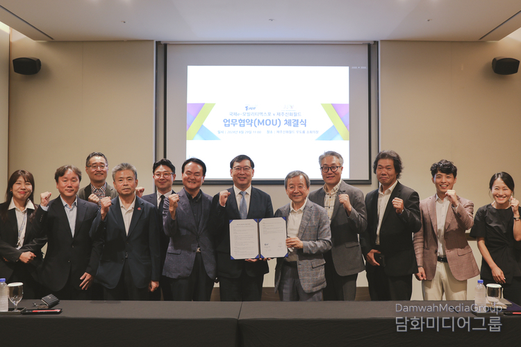 국제e-모빌리티엑스포 조직위와 제주신화월드는 8월 29일 ‘제12회 국제e-모빌리티엑스포’의 성공적인 개최를 위한 업무협약(MOU)을 맺고 내년 4월 8일부터 나흘간 제주신화월드에서 ‘제12회 국제e-모빌리티엑스포’를 개최하기로 합의 했다. 업무협약 체결 후 김대환 국제e-모빌리티엑스포 공동조직위원장(오른쪽)과 박용남 제주신화월드 COO(최고운영책임자)가 기념촬영하고 있다.(사진-국제e-모빌리티엑스포 조직위)