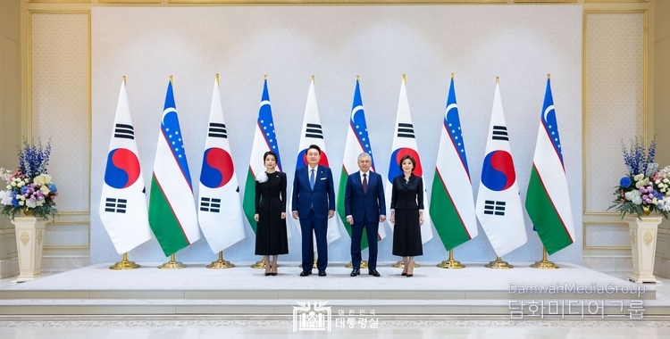 지난 6월 14일 윤석열 대통령 부부는 샤브카트 미르지요예프 우즈베키스탄 대통령 부부와 기념촬영을 하고있다.(사진-대통령실)