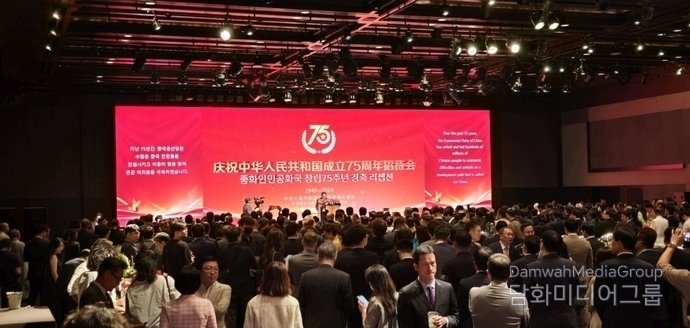 지난 26일 저녁 서울 신라호텔에서 중화인민공화국 건국 75주년을 기념하는 경축 리셉션을 개최했다. 이번 행사에는 각계각층의 내외 귀빈 약 700여 명이 참석했으며, 중국과 대한민국 간의 깊은 우정과 협력을 기념하는 자리로 성황리에 열렸다.
