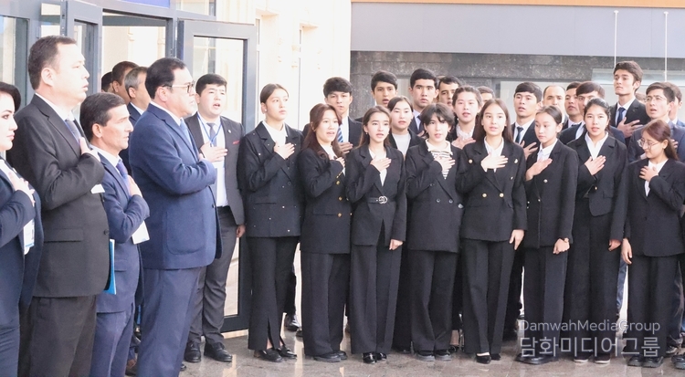 선거를 시작하기 위하여 오전 8시(현지시각)에 우즈베키스탄국가를 시작으로 선거시작을 알리고 있다.(사진-담화미디어그룹)
