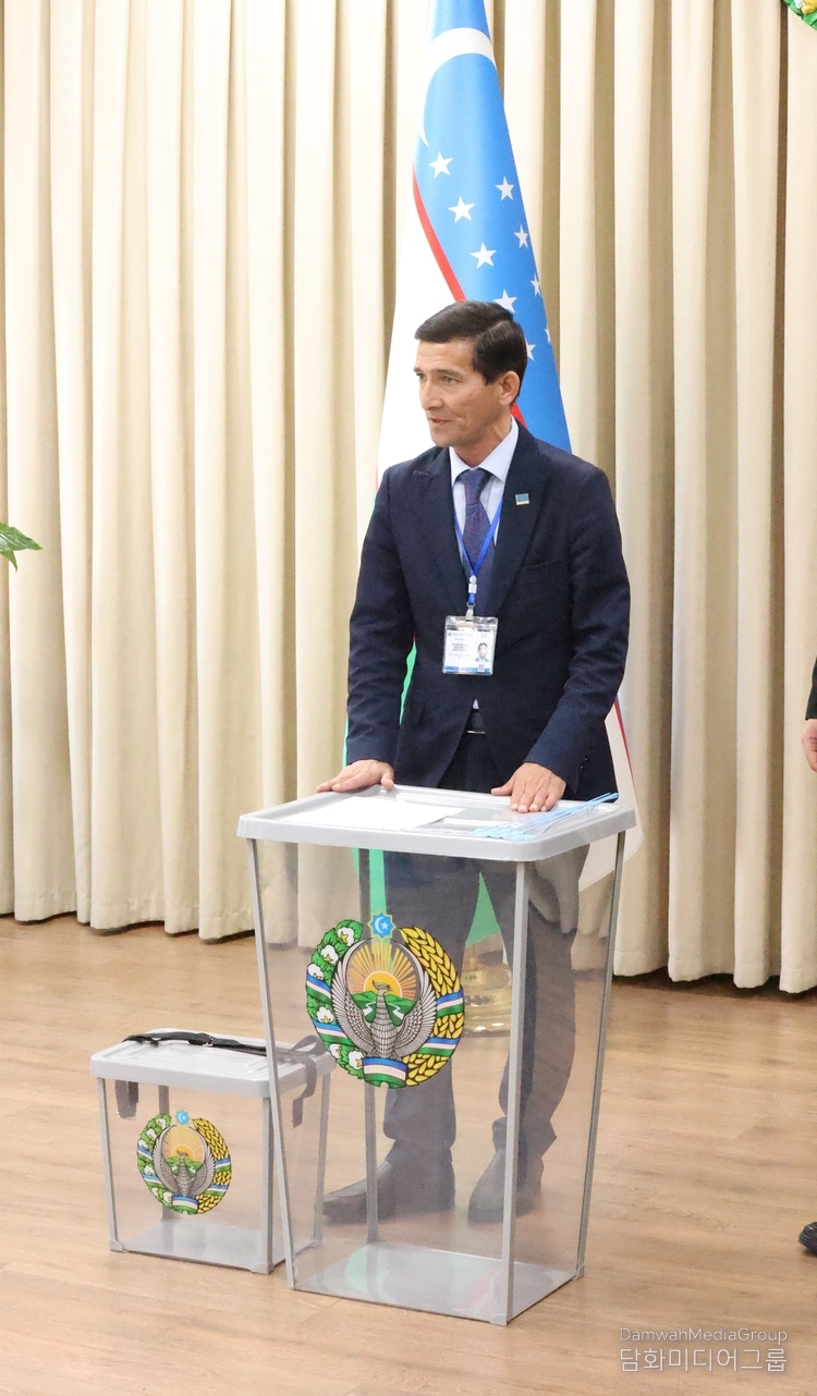 선거함을 봉인하기 위하여 참관인들이 지켜보는 가운데 선거담당자가 설명하고 있다.