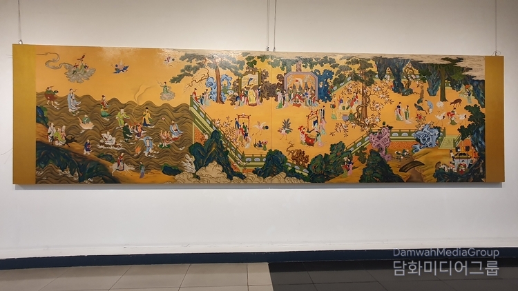 작품명 : 요지연도瑤池宴圖, 작가명 : 청목 김환경 (무형문화재 제1호, 채화칠장) , 작품설명 : 요지연도는 한국의 전통 옻칠 기법을 활용해 신화적 분위기를 담고 있다. 이 작품은 18세기 작품으로 추정되며, 국립중앙박물관에 소장된 '요지연도'를 바탕으로 그려졌다. 김환경 선생의 '요지연도'는 이 신화적 이야기를 옻칠 기법으로 표현하여 한국 전통 공예의 아름다움과 신비로운 분위기를 함께 담은 작품으로 평가받고 있다. 크기는 400호 약4.7미터의 대작이며 현재 담화총사가 소장하고 있다. 가격은 8억원으로 건립 예정인 재단법인 대한민국 명인 박물관에 소장 될 예정이다. Title of work: Yojiyeondo (瑤池宴圖), Artist: Cheongmok Kim Hwan-kyung (Intangible Cultural Property No. 1, color painting master) Work description Yojiyeondo utilizes traditional Korean lacquer techniques to convey a mythological atmosphere. This work is believed to be from the 18th century and is based on 'Yojiyeondo', which is housed in the National Museum of Korea. Artist Kim's “Yojiyeondo” is considered to be a work that combines the beauty of traditional Korean crafts with a mystical atmosphere by expressing this mythical story through lacquer techniques., The 400 ho-size (about 4.7 meters) masterpiece is currently possessed by Damhwa Lee Jon-young. The work priced at 800 million won will be housed in the Museum of Korean Masters, a foundation.