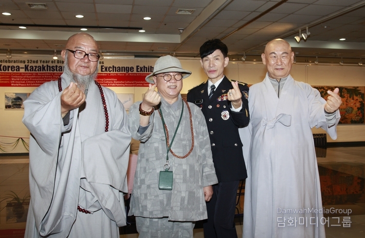 달마스님, 일정스님, 경찰가수 송준 경감, 태후스님 이 기념촬영을 하고 있다. 