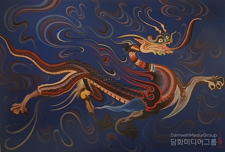 <strong>청룡도 </strong>/ 생명의 시작을 알리는 동쪽을 수호하며, 오행 중 나무(木)로봄에 나타나며 바람을 다스린다. 쌍각과 긴혀를 내밀고 구름과 인동당초무늬의 위를 나는 형상으로 그려졌다. 100호 [삼베, 생옻칠, 색칠(채칠) 가격 200,000,000원 청목 作