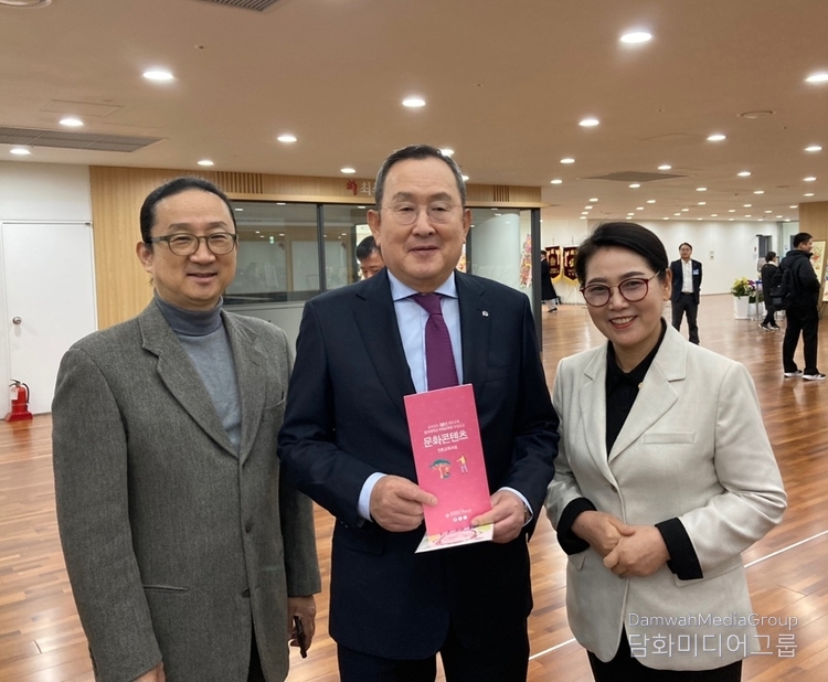 K-민화 전시장을 찿은 명지대학교 유병진 총장(중앙), 미래교육원장 김건하(좌측), 이미형 문화콘텐츠학과 K-민화 주임교수와 기념촬영을 하고 있다.