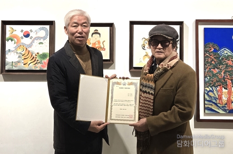 UN저널 선정 2024 위대한 K-100인대상 수상을 수상하고 있다. 