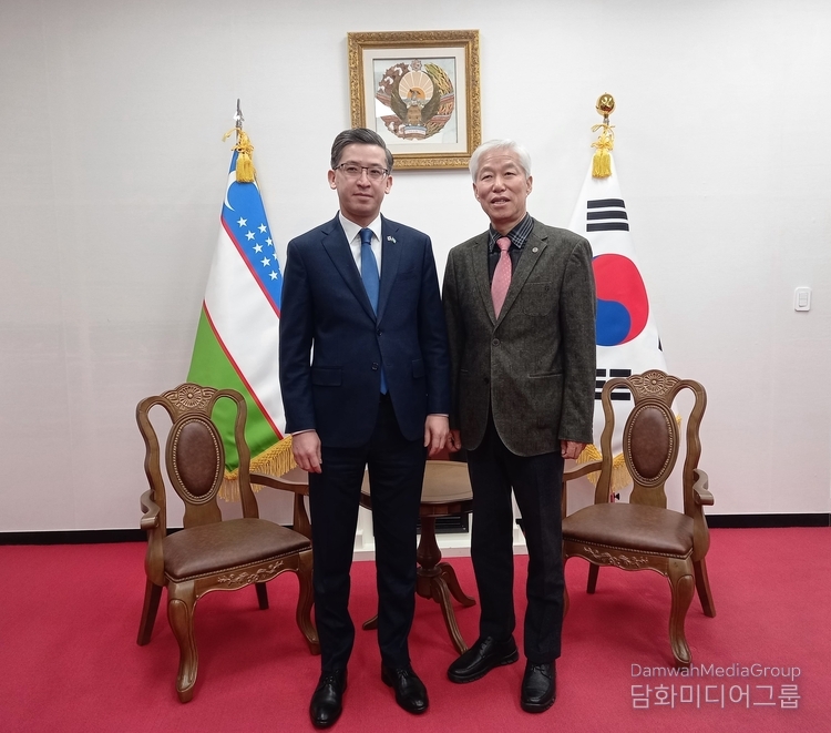 1월 7일 오전 주한 우즈베키스탄 알리쉐르 아브두살로모프 대사(좌측)와 외교저널 이존영 회장(우측)이 협의를 통해 마련되었다.(사진-담화미디어그룹)