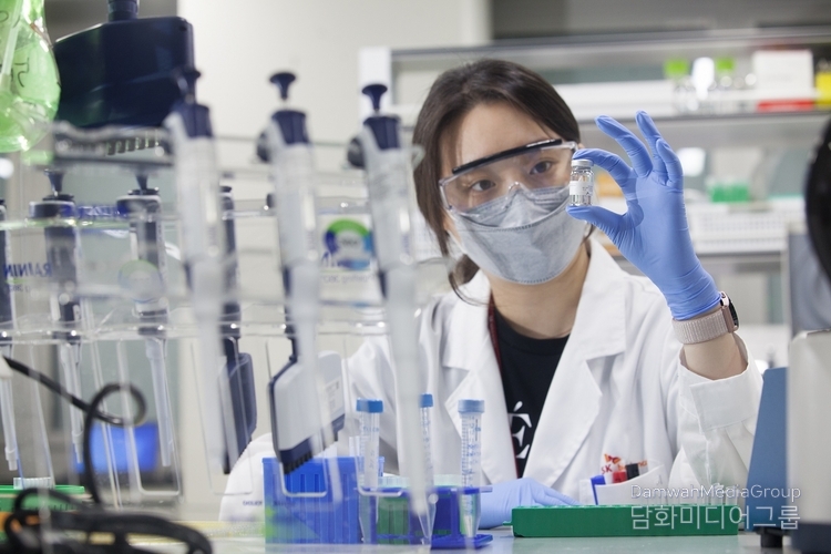 SK바이오사이언스 연구원이 mRNA 백신 개발 관련 실험을 진행하고 있다. / SK바이오사이언스 제공