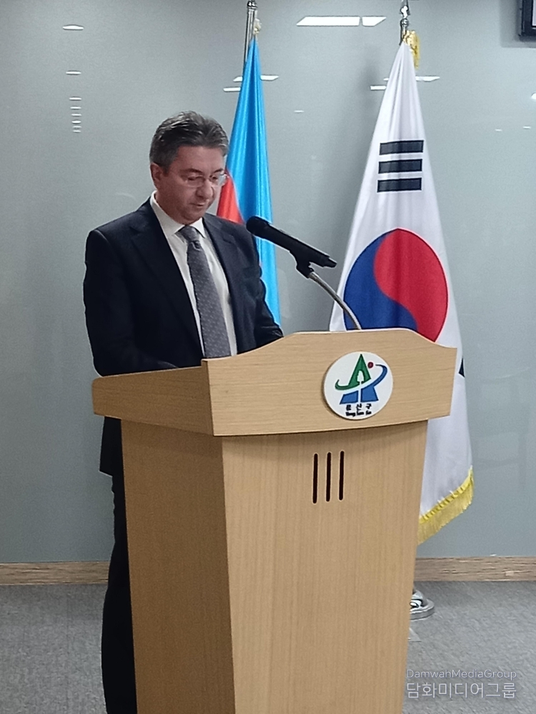  26일 용산아트홀에서 코잘리 대학살 33주기를 맞아 개최된 제2회 심포지엄에서 라민 하사노프 주한 아제르바이잔 대사가 환영사를 하고 있다.