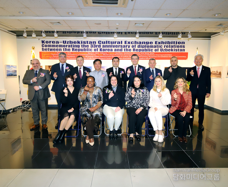 본 행사를 축하해 주기 위해 참석한 주한 오교사절단 이 기념촬영을 하고 있다. 