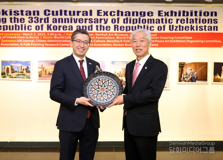 주한 우즈베키스탄 알리셔 압두살로모프 대사가 이존영 회장에게 도자기 선물을 증정하고 있다. (담화미디어 )