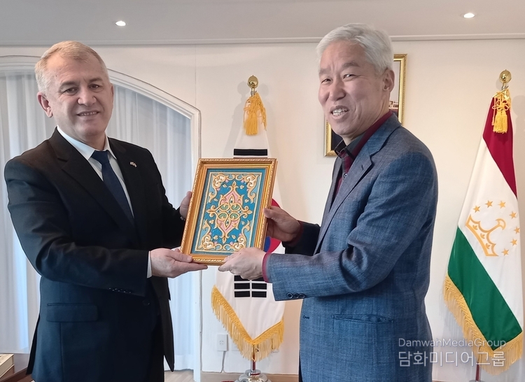 키롬 살로히딘 주한 타지키스탄 대사가 외교저널 이존영 회장에게 액자를 기증하고 있다. (사진-담화미디어그룹)