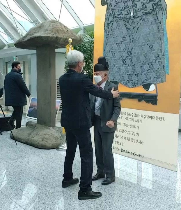  '구국의 별 정문부 장군 북관대첩비 전시회'에서 북관대첩비민족운동중앙회 이존영 이사장이 세계적인 투자자 짐 로저스 회장에게 정문부 장군의 전통 모자를 씌워주는 장면이 있었습니다. 이 행사는 임진왜란 당시 함경도에서 활약한 의병장 정문부 장군의 업적을 기리기 위해 마련되었으며, 짐 로저스 회장은 전시회에 참석하여 정문부 장군을 존경한다고 밝히며 "정문부 장군처럼 남북을 하나로 만드는 로저스 장군이 되고 싶다"고 말했습니다.