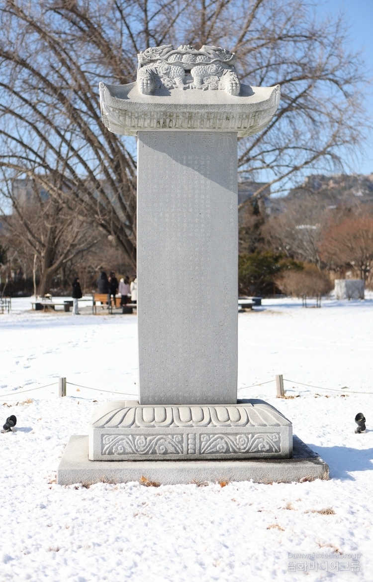 경복궁 국립 민속박물관 옆에 있는 북관대첩비 복제비 