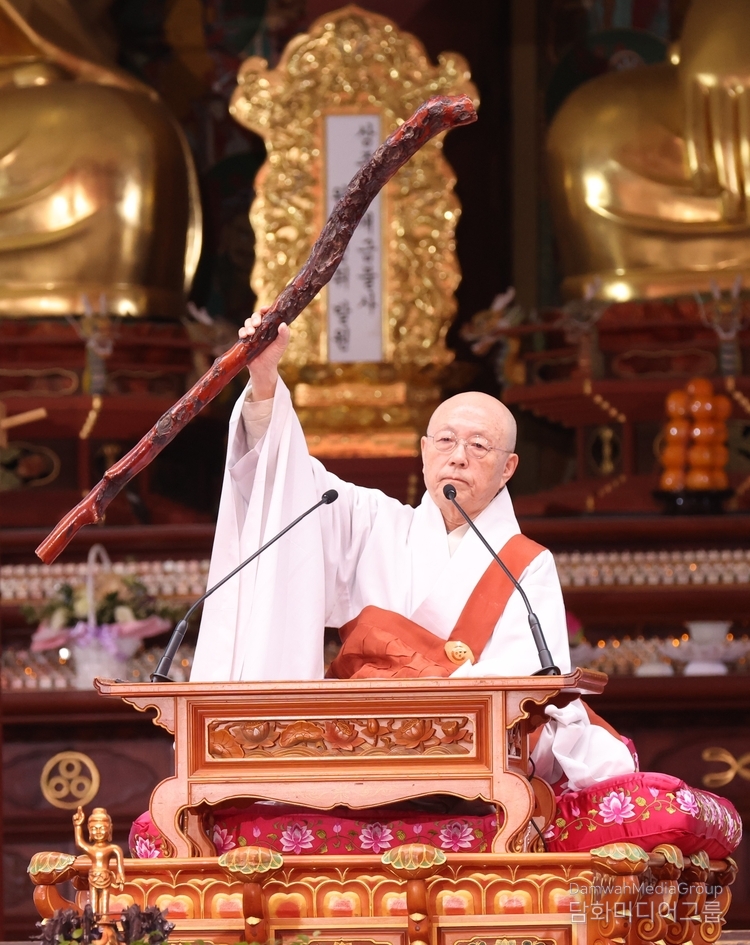  원로의장 자광스님이 성파종정 예하의 법어 대독에 앞서 주장자를 들어 보이고 있다. (사진- 담화미디어)