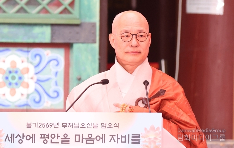 총무원장 진우스님이 봉축사를 하고 있다.
