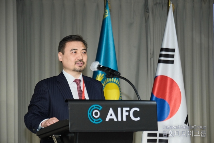  누르갈리 아르스타노프 (Nurgali Arystanov) 주한 카자흐스탄 대사가 환영사를하고 있다. 