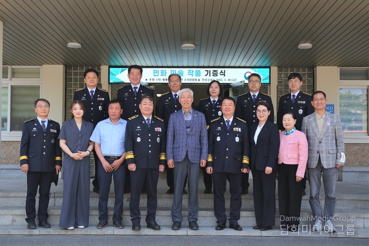  작품 기증후 기념 촬영을 하고 있다.(사진-대구교정청)