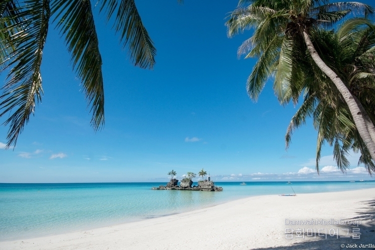 보라카이(Boracay)는 필리핀에서 가장 유명한 휴양지 중 하나로, 세계적으로 손꼽히는 아름다운 해변을 자랑합니다. 그중에서도 화이트 비치(White Beach)는 순백의 모래와 맑고 푸른 바다로 유명하며, 섬을 대표하는 랜드마크입니다.(필리핀 개사관 제공)