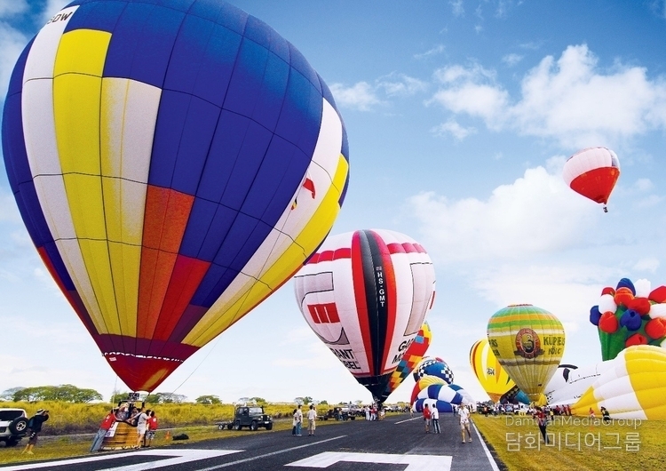 클락 - 열기구 축제 (Hot Air Balloon Festival), 클락(Clark)은 필리핀 루손섬 중부에 위치한 도시로, 과거 미군 공군기지였던 지역이 현재는 관광, 상업, 레저의 중심지로 발전하고 있습니다. 이곳에서 매년 열리는 열기구 축제(Hot Air Balloon Festival)는 필리핀을 대표하는 하늘 축제로, 국내외 관광객들에게 큰 사랑을 받고 있습니다.