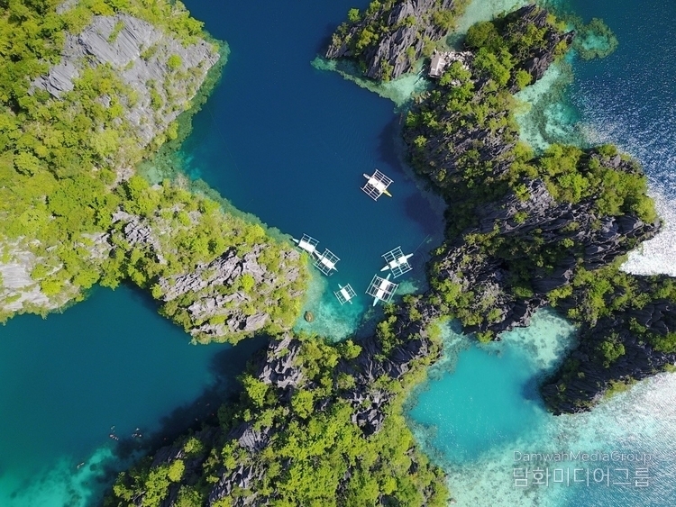 엘니도, 팔라완 (El Nido, Palawan), 엘니도(El Nido)는 필리핀 팔라완(Palawan) 북부에 위치한 천혜의 관광지로, ‘자연이 빚은 예술작품’이라 불릴 만큼 아름다운 풍경을 자랑합니다. 맑고 투명한 에메랄드빛 바다, 수백 개의 석회암 절벽 섬, 비밀스러운 라군과 해변이 어우러져 전 세계 여행자들의 버킷리스트에 오를 정도입니다.
