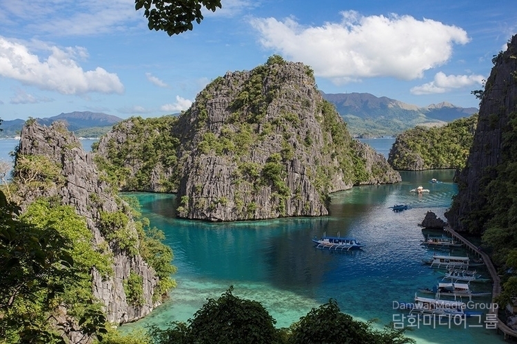 코론, 팔라완 – 트윈 라군 (Coron, Palawan – Twin Lagoon), 코론(Coron)은 필리핀 팔라완(Palawan) 북부에 위치한 군도로, 엘니도와 더불어 필리핀 최고의 자연 절경을 자랑하는 여행지입니다. 그중에서도 트윈 라군(Twin Lagoon)은 코론을 대표하는 명소로, 신비로운 아름다움으로 전 세계 여행객들의 사랑을 받고 있습니다.