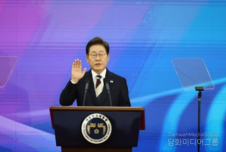 이재명 대통령이 4일 한국 국회에서 취임선서를 하고 있다.