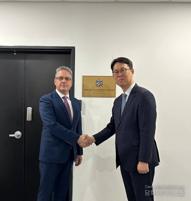 라우디오 몬손(Claudio Monzón) 주한 쿠바대사<strong>(왼쪽)가 주한 쿠바대사관 개관식에서 이주일 외교부 중남미국장과 악수하고 있다.</strong> / 사진제공 = 외교부