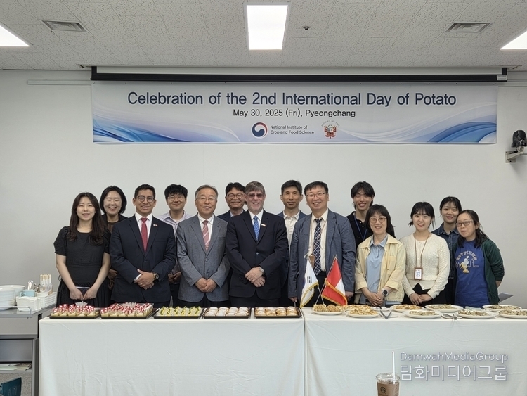 강원도 평창에 위치한 고랭지농업연구소(HARI) 본부에서 열린 행사에서 폴 페르난도 두클로스 파로디 주한 페루 대사(앞줄 왼쪽 네 번째)가 HARI 관계자 및 참석자들과 기념촬영을 하고 있다.