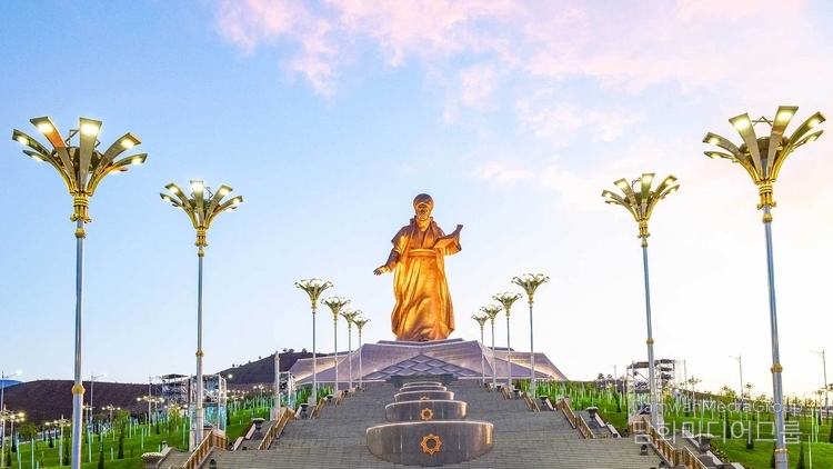투르크멘 시인이자 사상가 마흐툼쿨리 프라기(Magtymguly Fragi) 기념 동상