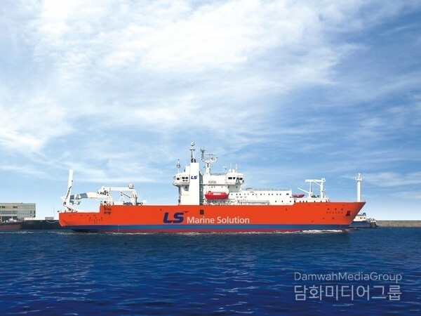 LS마린솔루션의 해저통신케이블 포설선 <em>세계로호</em>는 최첨단 포설 장비와 정밀 항법 시스템을 갖춘 고기능 선박으로, 심해에서도 안정적인 케이블 포설이 가능한 LS마린솔루션의 핵심 전략 자산입니다.