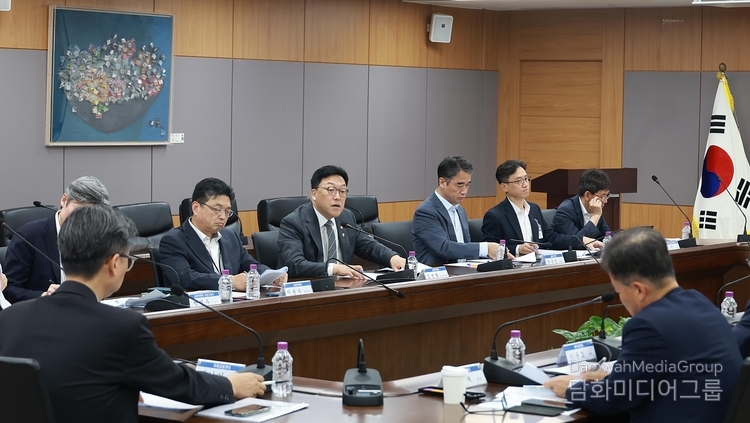 김병환 금융위원장(오른쪽에서 4번째)이 23일 정부서울청사에서 '유관기관 증시상황 긴급 점검회의'를 개최했다,/사진=금융위원회