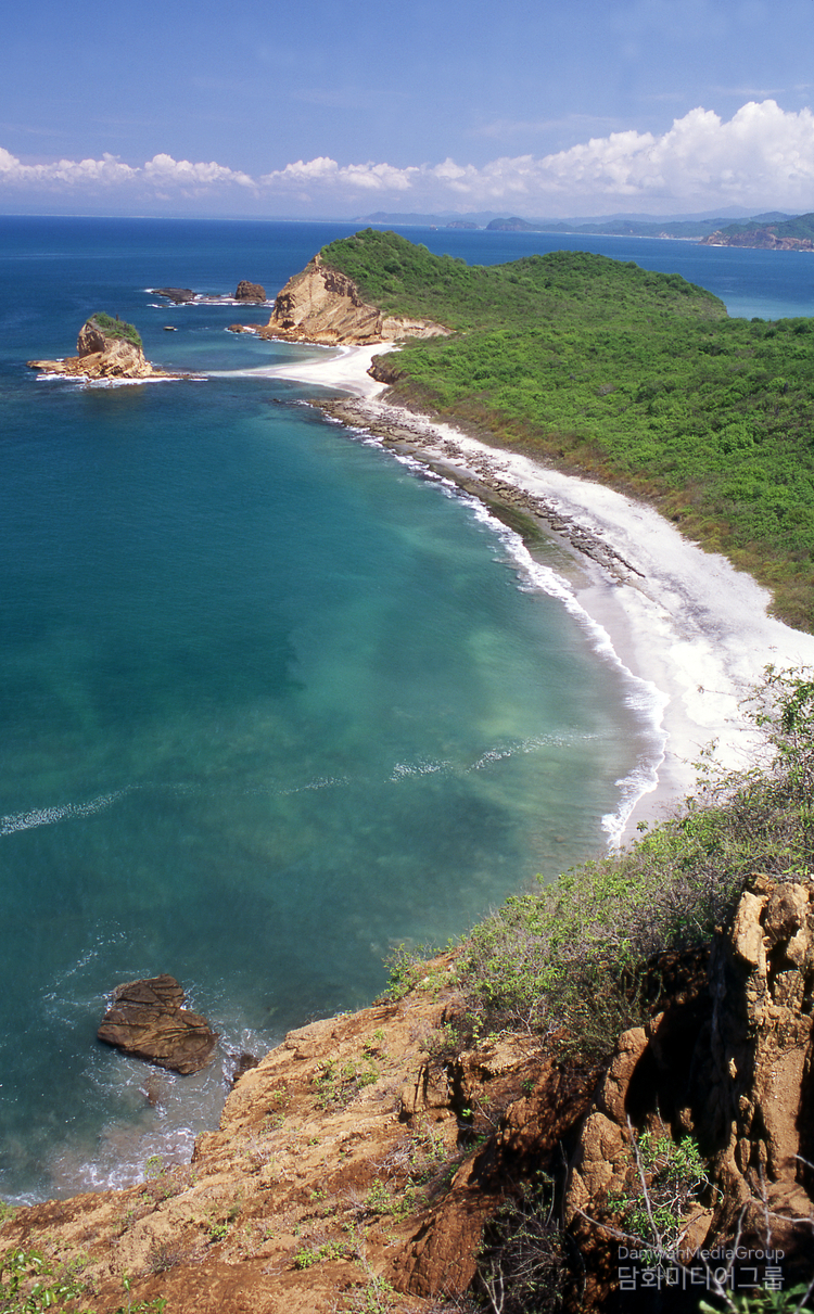 로스 프라이레스 해변은 에콰도르에서 가장 아름다운 자연 해변 중 하나로, 마차리야 국립공원(Machalilla National Park) 안에 위치해 있다.