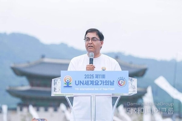  아밋 쿠마르 주한 인도대사가 제11회 세계 요가의 날’ 행사장에서 인사을 하고 있다.