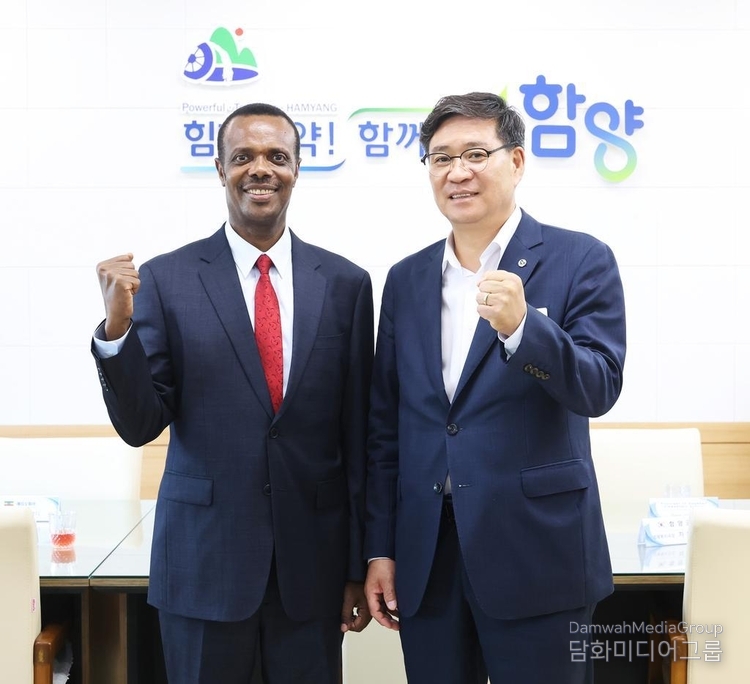 2025년 7월 8일, 주한 에티오피아 대사 데시 달키 두카모(왼쪽)와 진병영 함양군수가 함께 기념촬영을 하고 있다.(사진-함양군)