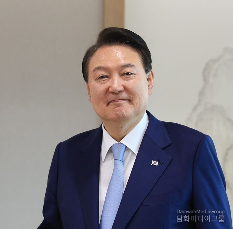 12·3 비상계엄과 관련해 특검의 수사를 받는 윤석열 전 대통령이 9일 구속영장이 발부돼 서울구치소로 이송되어 재수감됐다.