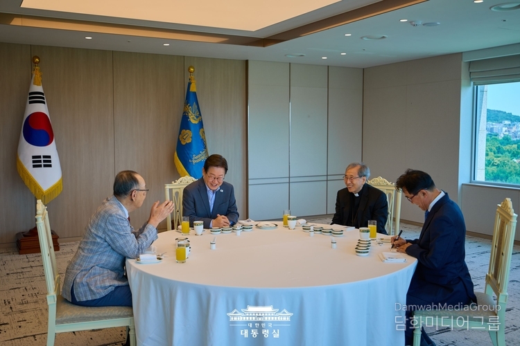 이재명 대통령은 10일 시민사회 원로인 함세웅 신부와 백낙청 서울대 명예교수를 청와대에 초청해 오찬을 함께하며 국정 운영 전반에 대한 조언을 청취했다.(사진-대통령실)