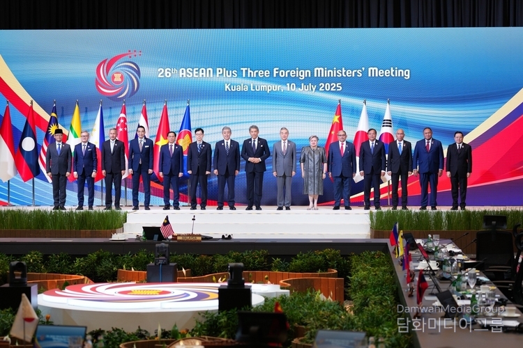 10일, 말레이시아 쿠알라룸푸르에서 개최된 제26차 아세안+3(ASEAN Plus Three) 외교장관회의에 참석해, 아세안 10개국 및 한·일·중 외교장관들과 함께 기념 촬영을 하고 있다.(사진-외교부)